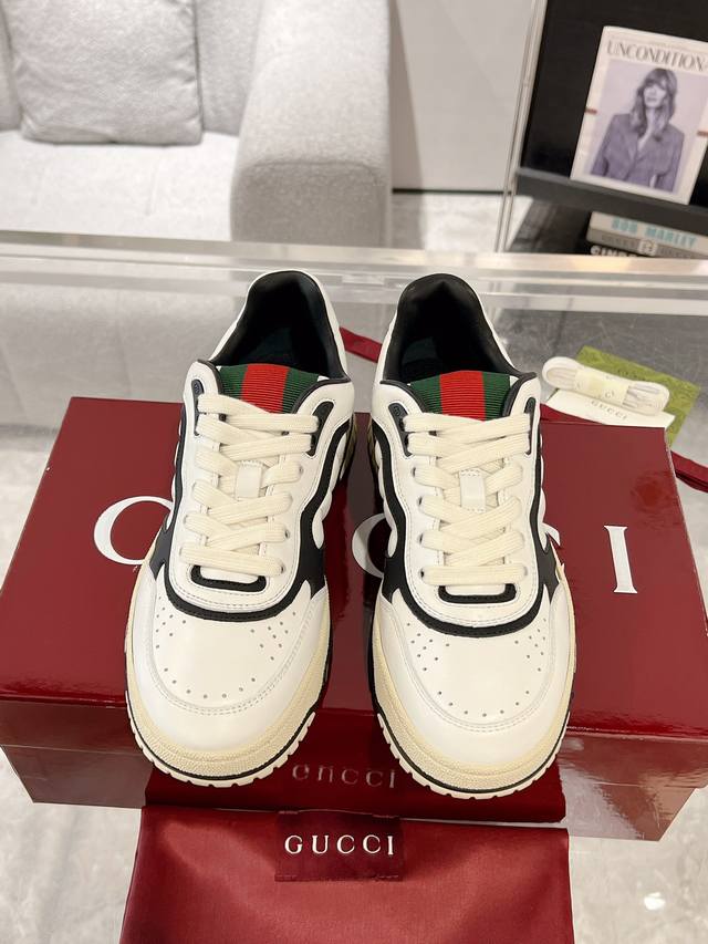 情侣款 Gucci Re-Web系列情侣款运动鞋 小白鞋 Re-Web是由品牌创意总监sabato De Sarno倾心设计的首个运动鞋系列，以现代版型大胆演绎